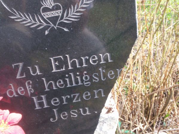 Adolf i Jozefa Peschke to budowniczowie tego domu przy którym stoi krzyż wotywny