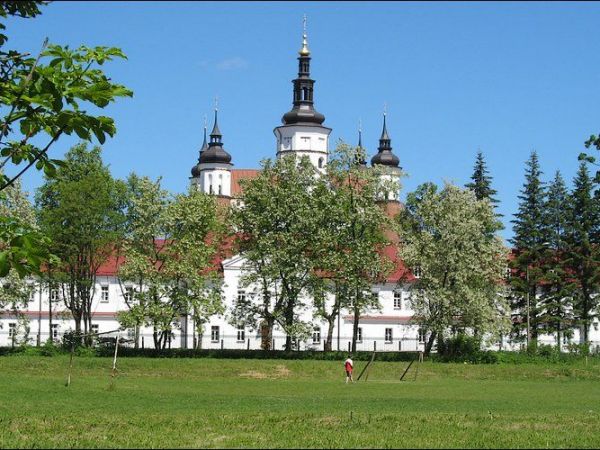 Zespół klasztorny na wiosnę.