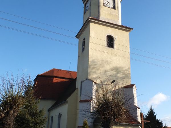 Kościół /wielokrotnie przebudowywany/ p.w św,św Tadeusza i Szymona