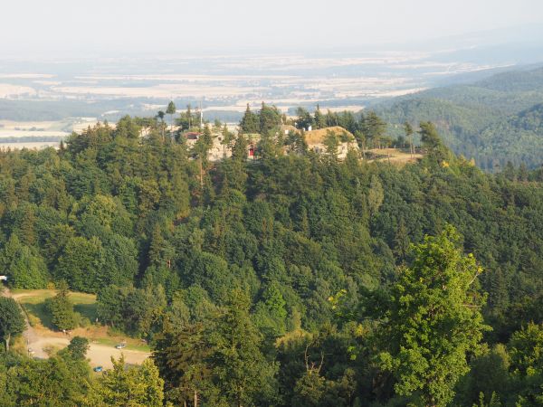 sąsiednie wzgórze też ufortyfikowane - na strażnicy twierdzy głównej.