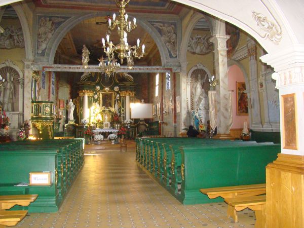 Cennym wypełnieniem wyposażenia ruchomego, pochodzącego z czasów średniowiecza oraz snycersko i malarsko opracowane przedmioty kultu, jest wystrój malarski ścia