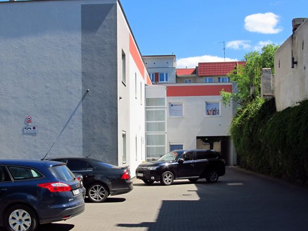 Budynek VITAMED w Bydgoszczy przy Tadeusza Kościuszki 35 od strony parkingu wewnętrznego