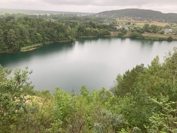 Jezioro Turkusowe w deszczowy dzień