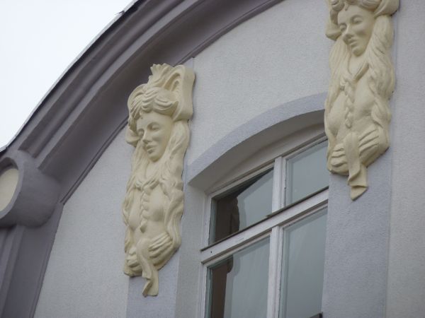 Rekonstrukcje rzeźb/na podst.starych fotografii/ wykonali w 2009r.,w firmie TERMEX, Leszek i Tomasz Rogalińscy z Koszalina.