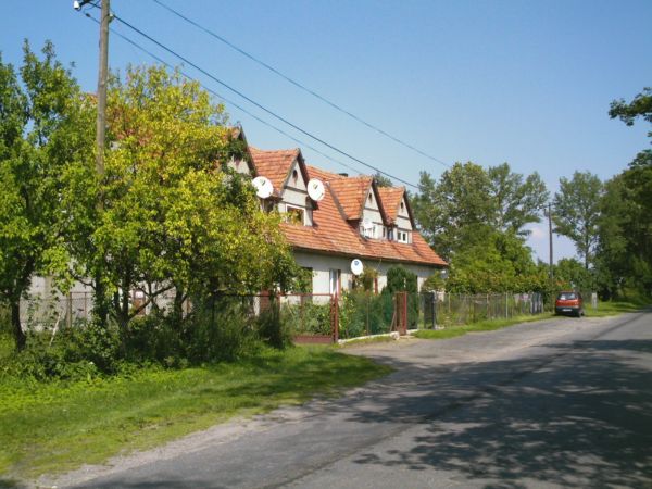 Zabudowania przy stacji kolejowej a dokładniej przy przejeździe
kolejowym.