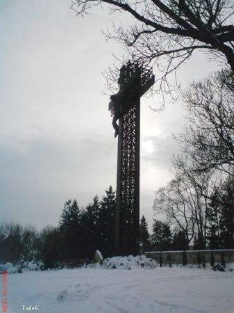 Krzyż i kamień wotywny na 25 lecie pontyfikatu Jana Pawła II i 2000 lat chrześcijaństwa.