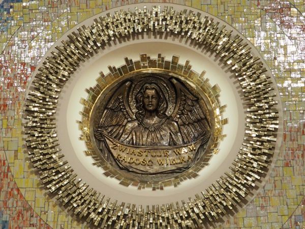 serce prezbiterium : tam za zasuwą obdarzona kultem i czcią figura Dzieciątka Jezus - jest na innym zdjęciu, zapraszam do galerii.