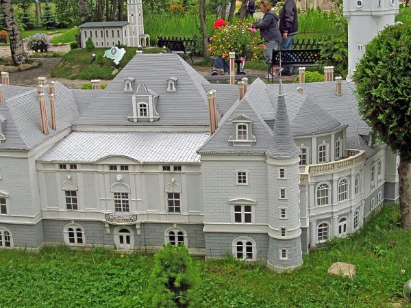 KOWARY - Park Miniatur Zabytków Dolnego Śląska -  Zespół pałacowo-parkowy Hrabiego Alexandra von Magnes w Bożkowie, jest jedynym w swoim rodzaju miejscem w Kotl