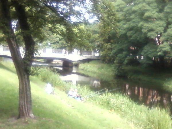 Kobiety łowią ryby nad Słupią