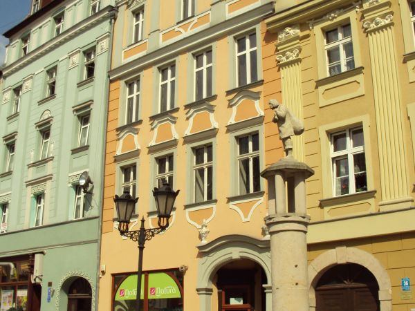 ten kamienny cokół służył jako pręgierz ale i na jego bazie stawiana była lampa oliwna a jej poświata rozpraszała mroki nocy, co ułatwiało nocne przemieszczanie