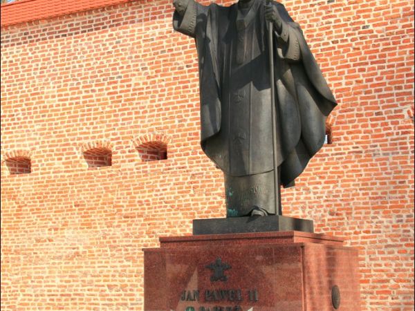 Bazylika Zwiastowania NMP w Leżajsku – wzniesiona w miejscu, gdzie według tradycji ukazała się w 1590 roku Tomaszowi Michałce Matka Boska. Sprawują nad nią opie