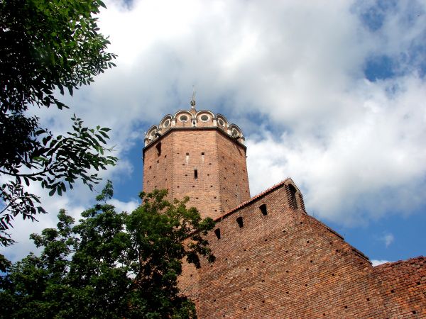 Zaraz po ukończeniu budowy, Zamek Łęczycki stał się rezydencją królewską Kazimierza Wielkiego, a następnie był siedzibą starosty łęczyckiego. W roku 1406 został