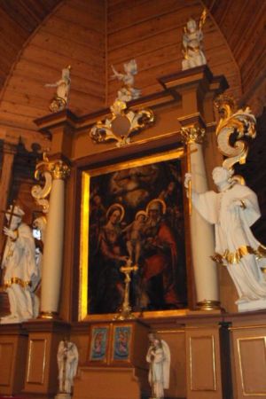 pierwsza z północnego wschodu kaplica w centrum róży - w niej stanął w 1669r. najstarszy ołtarz pw. św. Anny Samotrzeciej - obraz w tym ołtarzu pochodzi z począ