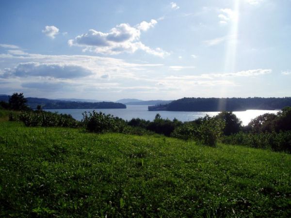 Promyki słońca nad zalewem Dobczyckim