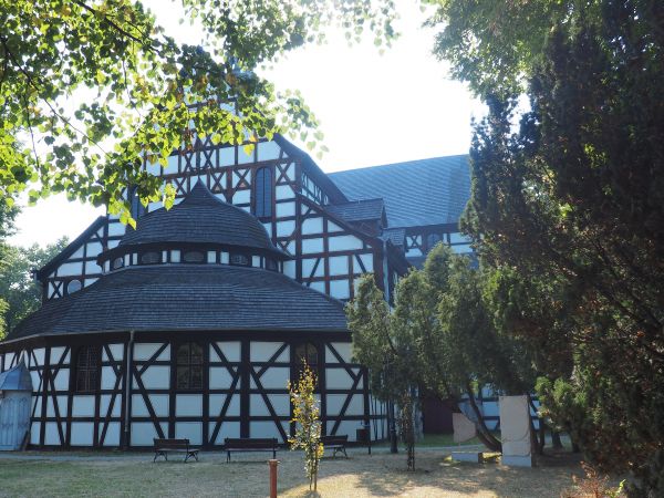 Kościół Pokoju – zabytek na Liście UNESCO od 2001r., drewniany kościół ewangelicki o konstrukcji szachulcowej, może pomieścić  7500 wiernych.