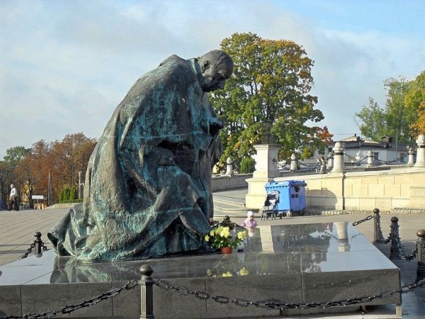 Posąg modlącego się Kardynała Tysiąclecia - Stefana Wyszyńskiego