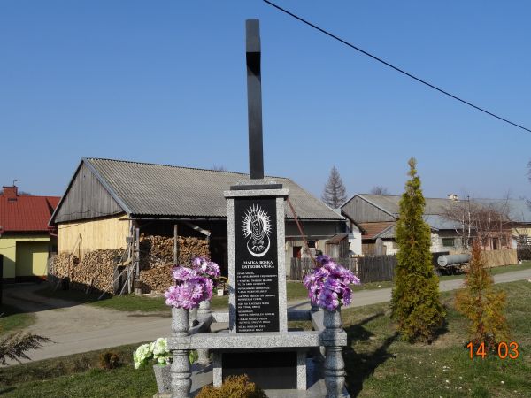 kaplica przydrożna, współczesna, - o ubogaconej formie i wotywie.