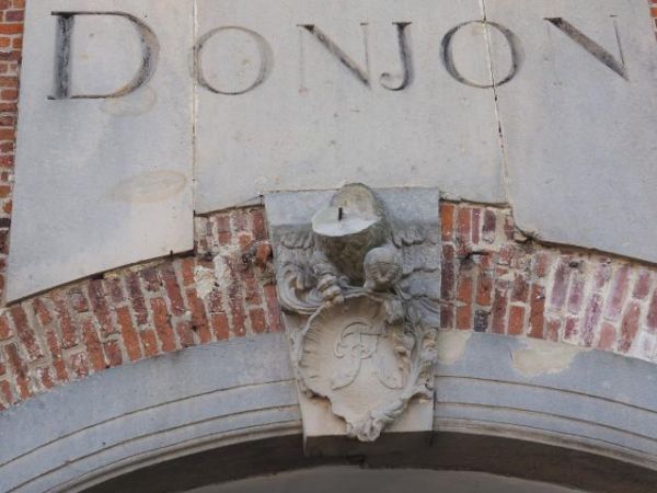 forteczna brama główna do rozległej a zarazem potężnej twierdzy bastionowej - nad arkadą portyku obdarzona przedstawieniem  kartusza herbowego.