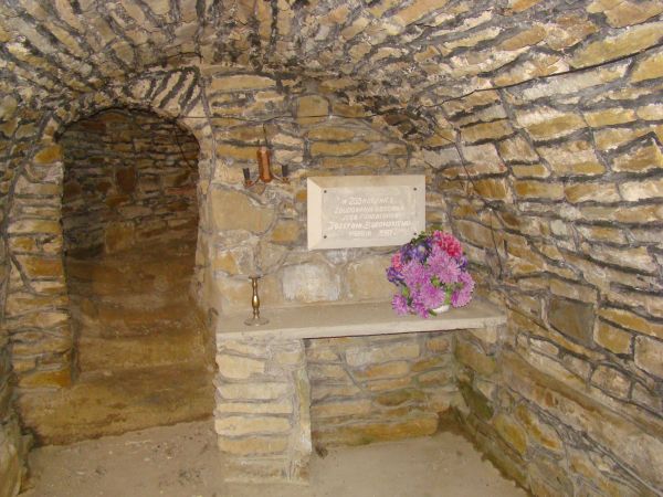 krypta - Józefa Bukowskiego, chorążego sanockiego - fundatora kościoła, pod jedną z kaplic kościelnych, mały ołtarzyk i tablica ufundowana przez parafian w 1987