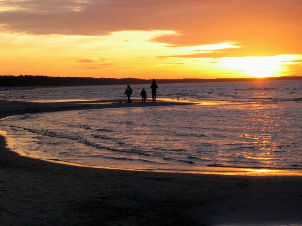 Rodzinny spacer o zachodzie słońca (Międzyzdroje)