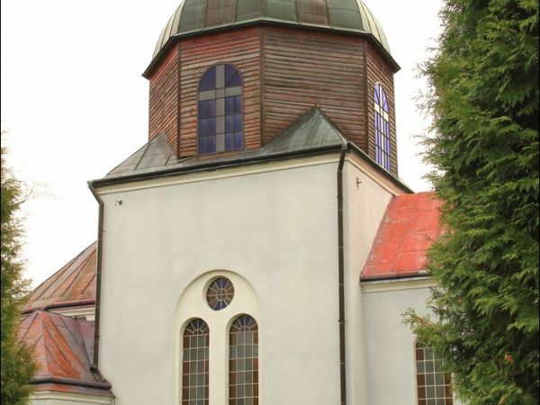 Cerkiew pw. św. Michała Archanioła w Chołowicach . Zbudowana w 1897 r. W 1941 r. spalona. W latach 1993-96 odbudowana.  Obecnie Kościół Pojednania pw. Ducha Świ