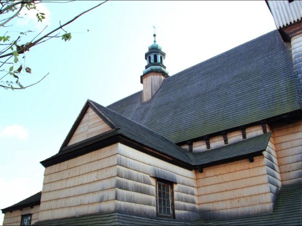 Kościół Wniebowzięcia NMP i św. Michała Archanioła . Na  liście światowego dziedzictwa UNESCO . Kościół w Haczowie jest największym gotyckim drewnianym kościołe