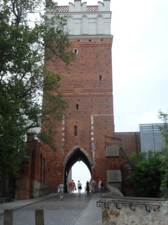 Brama Opatowska - tędy prowadzi trakt na Starówkę. Brama jest z XIV wieku, jest wysoka na 33 metry.