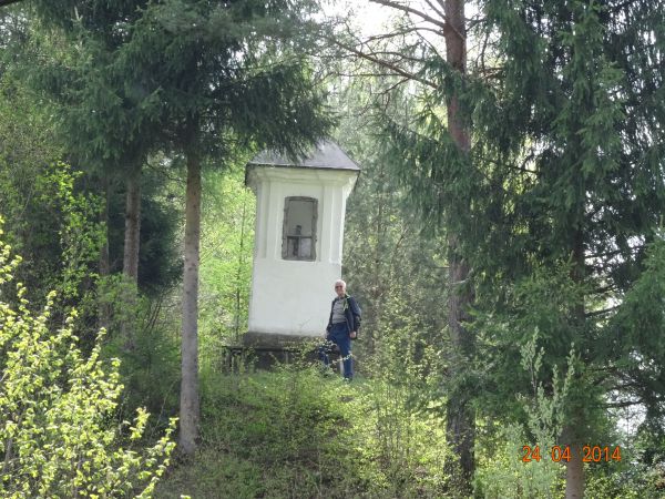 przy zabytkowej - XVIII wiecznej kapliczce, w niej figurka św. Jana Nepomucena, patrona pomyślnej przeprawy, szczególnie przez rzeki - tędy droga z Komańczy prz