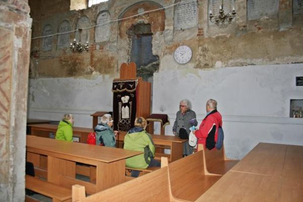 w synagodze - pani Małka wyjaśnia, że w okresie międzywojennym połowę społeczności Rymanowa stanowili mieszkańcy wyznania mojżeszowego a  zatem Żydzi rymanowscy