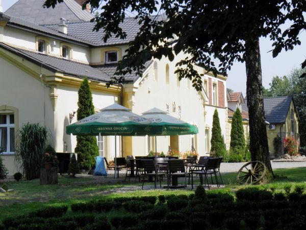 Dwór szlachecki i park wokół niego z XVII wieku w Boratynie k. Jarosławia. Obecnie mieści się tam piękna restauracja i winiarnia oraz hotel.