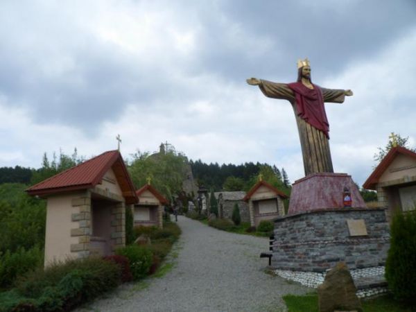 pomnik Chrystusa Króla - u zbiegu Dróżek Maryjnych, dalej droga prowadzi na Golgotę - n/z widoczny krzyż.
