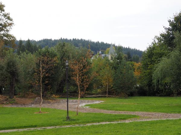 niegdyś we wsi był dwór, były domy wczasowe - tam korty tenisowe, basen, wiele infrastruktury rekreacyjnej - został park podworski z kilkoma okazami sędziwych d