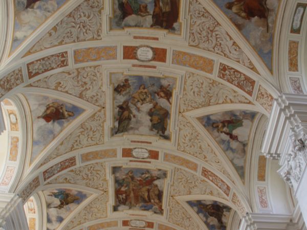 sklepienie, filary oraz polichromia sufitowa - wchodzimy do kościoła. Na sklepieniu nawy głównej przedstawiono: ofiarę Izaaka, krewnych Józefa, Jana Chrzciciela