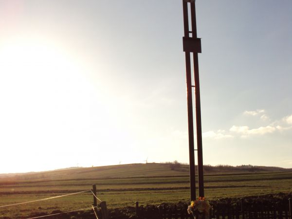 od strony m.Dudyńce, na wzgórzu: krzyż przydrożny - powstańczy - może? przy krzyżu żegnano też poborowych idących do wojska i składano przysięgi w różnych okoli