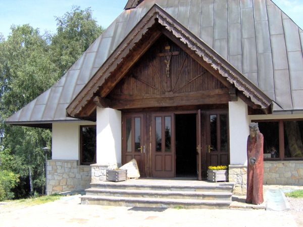 Główne wejście do kościółka na Jamnej