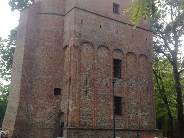 Obronna wieża mieszkalna , zwana basztą