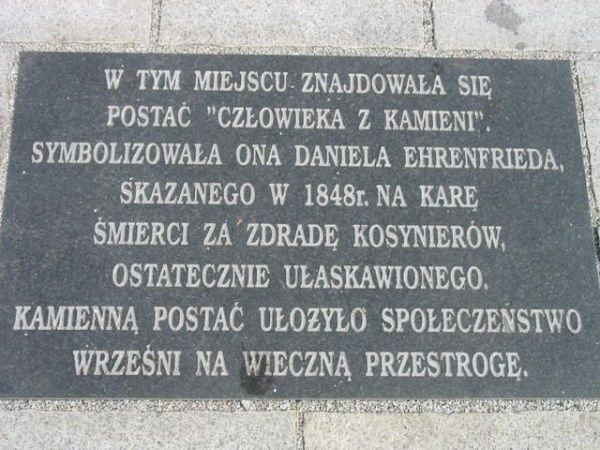 Tablica pamiątkowa na Wrzesińskim rynku