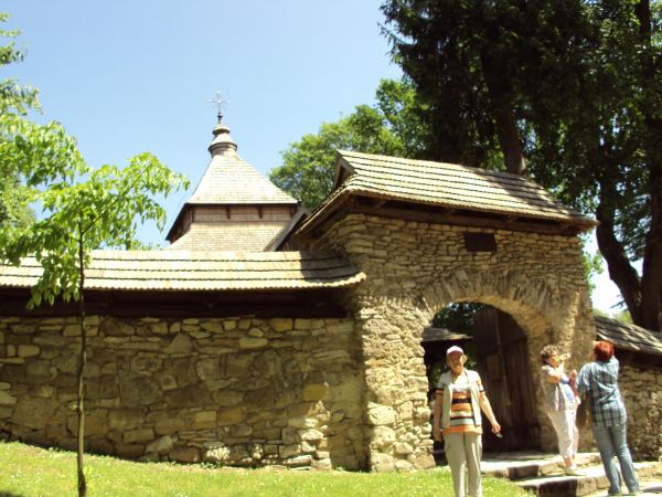 przed / obok : bramy głównej do zespołu cerkiewnego - założenia kompozycji przestrzennej, całość wpisana na Listę UNESCO. Całość obwiedziona jest kamiennym mure