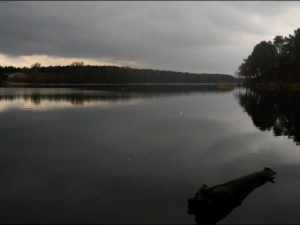 Nastrojowy wieczór nad jeziorem.