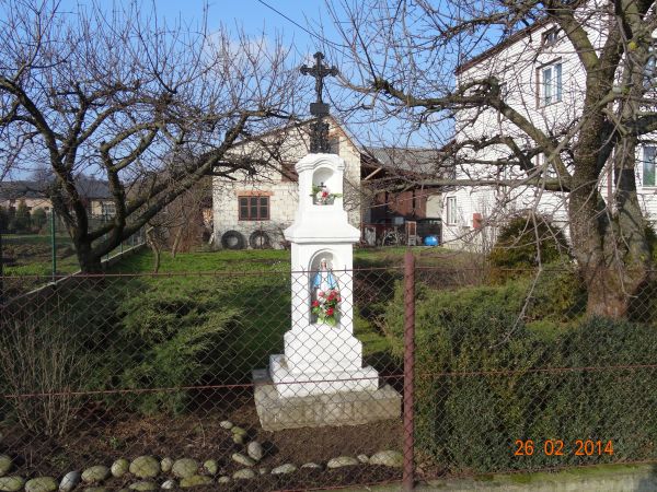we wsi - naprawdę dużo - kapliczek, figur i przydrożnych krzyży, to te małe obiekty architektury sakralnej o mieszkańcach świadczą, ich świata postrzeganiu i sp