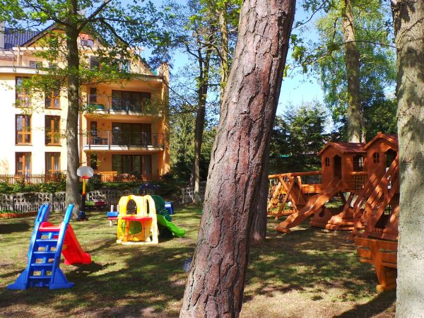 Plac zabaw przy apartamentach Kornel