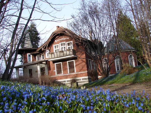 "Tannenheim" - Willa Jodlowa- kwiecien 2009  Nazwa Willi Jodłowej czyli "Tannenheim" bierze się z języka niemieckiego, co dokładnie oznacza "Dom Jodeł". Nazwa d