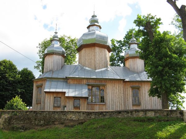 cerkiew - nad prezbiterium i babińcem ośmioboczne wieżyczki na sygnaturki, kryte baniastymi hełmami z pozornymi latarniami, pobite blachą, nad nawą w tym stylu