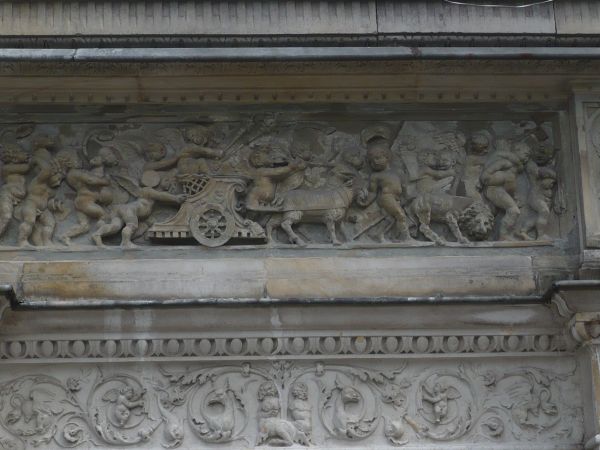 Warto spojrzeć na dekoracje ,płasko rzeźby to jedna z nich widziana nad  wejściem głównym od strony dziedzińca .