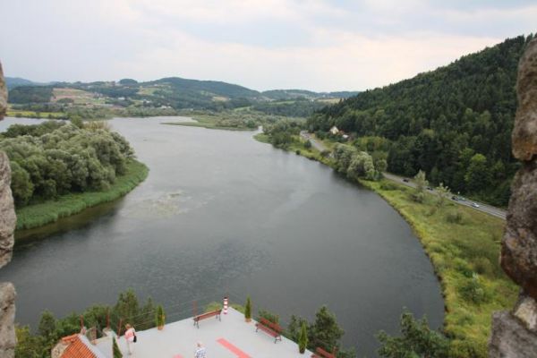 Jezioro Czchowskie - wyżej po prawej rzeka Łososina a po lewej Dunajec - tu widziane z okna fortecznej wieży Zamku Tropsztyn. Widoczna też Wyspa  Grodzisko - zw