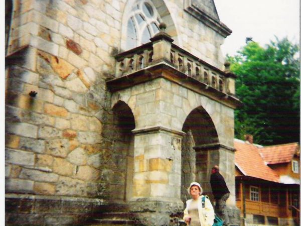 W leśnym uroczysku stoi neogotycki kościółek pw. św. Jana z Dukli, zbudowany w 1906r., w jego wnętrzu - polichromia przedstawiająca sceny z życia świętego, nama