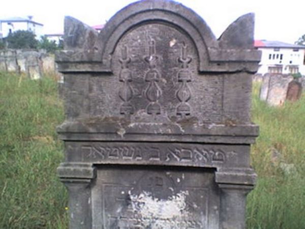 Bardzo dobrze zachowany cmentarz żydowski- Kirkut.