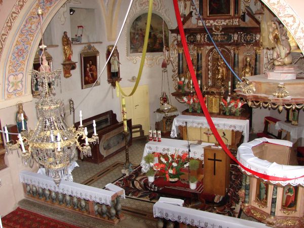 Wnętrze zabytkowego kościoła.