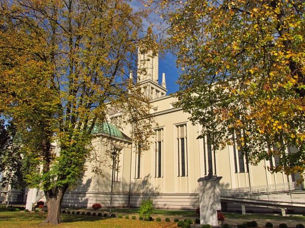 Bazylika Mniejsza w Niepokalanowie na terenie franciszkańskiego klasztoru-sanktuarium w Niepokalanowie („Gród Maryi”)