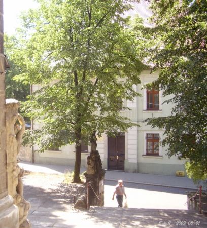 Ten zestaw zamyka spojrzenie na wyjście na ulicę Kościelną.